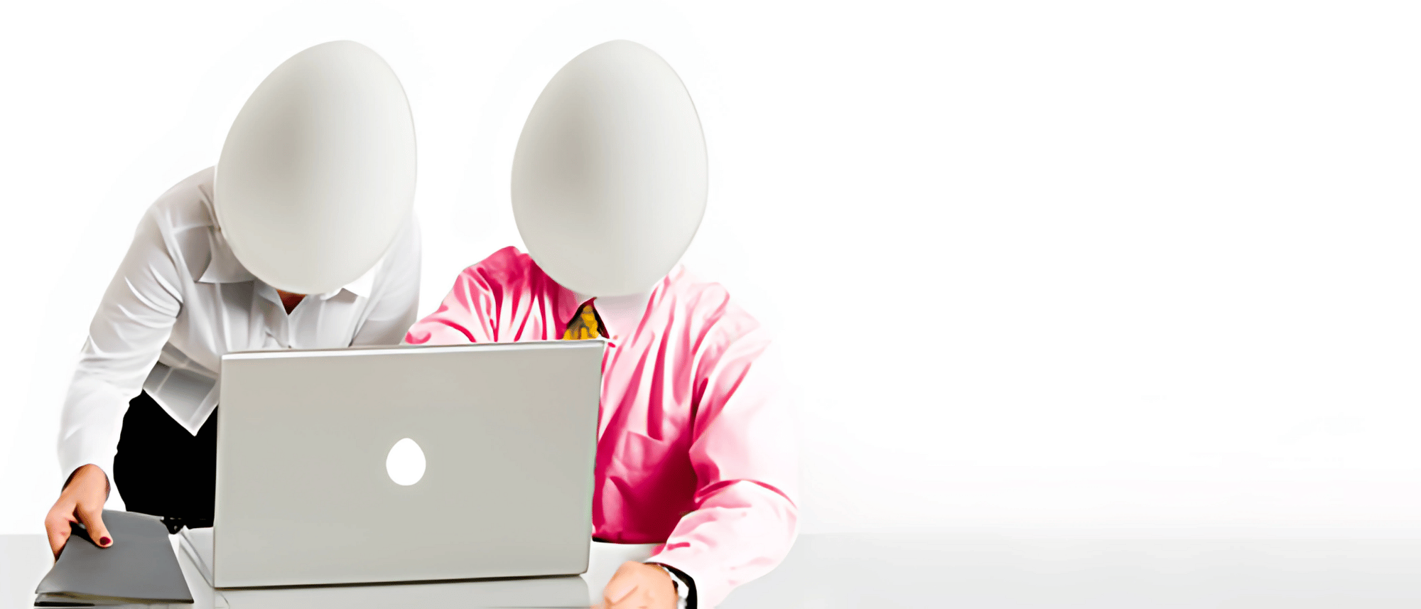 Twee NovaNews egg-mannen werken samen aan een laptop