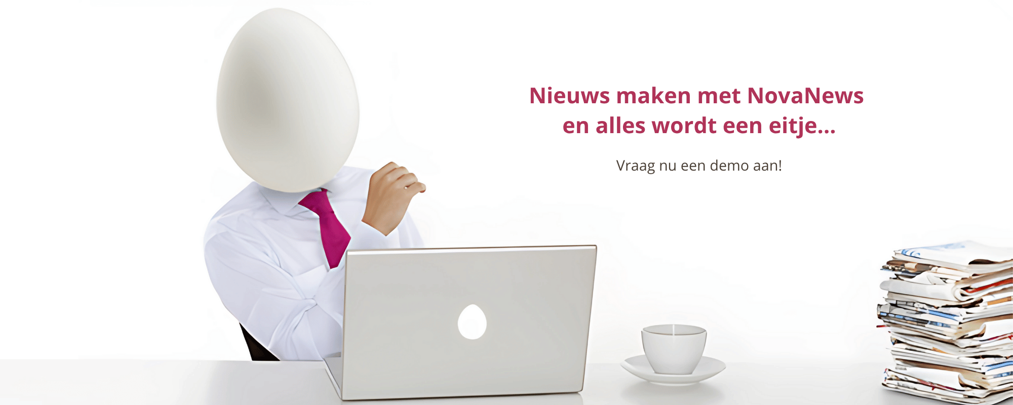 Egg-man werkt aan een NovaNews-nieuwsbrief op een laptop, met een stapel kranten op het bureau